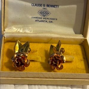 VNTG Gold Floral Earrings
60’s rose gold/ gold costume screw floral earrings